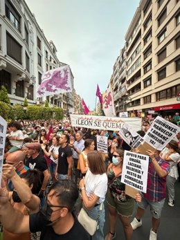 Protesta para pedir el nivel 3 de emergencias y dimisiones por la gestión de los incendios en León.
