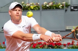 Archivo - El tenista Kyle Edmund durante su partido contra Dominic Thiem en el Mutua Madrid Open 2023 celebrado en la Caja Mágica, a 27 de abril de 2023, en Madrid (España).