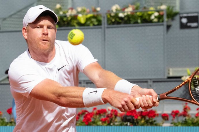 Archivo - El tenista Kyle Edmund durante su partido contra Dominic Thiem en el Mutua Madrid Open 2023 celebrado en la Caja Mágica, a 27 de abril de 2023, en Madrid (España).