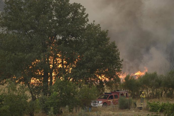 Incendio forestal se acerca a Vilela, a 15 de agosto de 2025, en Vilela, Cualedro, Monterrei, Ourense, Galicia (España).