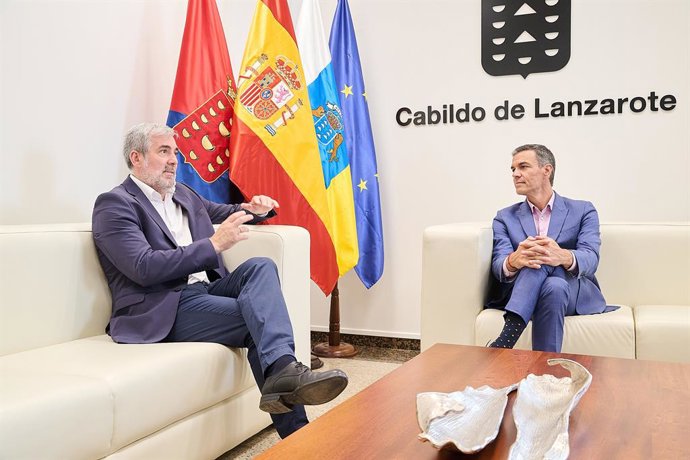 El presidente del Gobierno de España, Pedro Sánchez (d), y el presidente del Gobierno canario, Fernando Clavijo (i), durante una reunión, en el Cabildo de Lanzarote, a 18 de agosto de 2025, en Lanzarote, Canarias (España). La reunión ha tenido lugar, apro