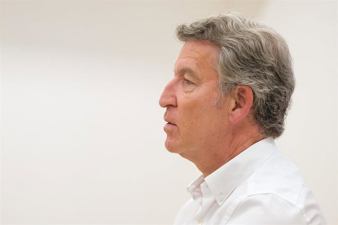 El presidente del Partido Popular, Alberto Núñez Feijóo, durante una entrevista para Europa Press, en la sede autonómica del PPdeG, a 12 de agosto de 2025, en Santiago de Compostela, A Coruña, Galicia (España).