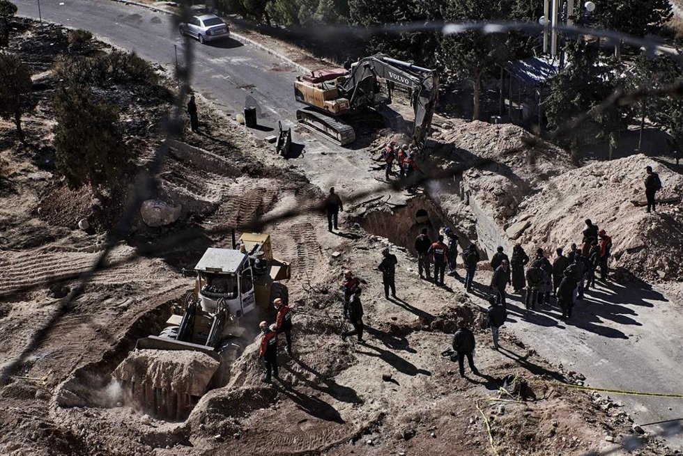 Archivo - Trabajadores de la Autoridad de Gestión de Desastres y Emergencias de Turquía (AFAD) buscan posibles fosas comunes en los alrededores de la prisión de Sednaya, en Siria, tras la caída del régimen de Bashar al Assad en diciembre de 2024 (archiv