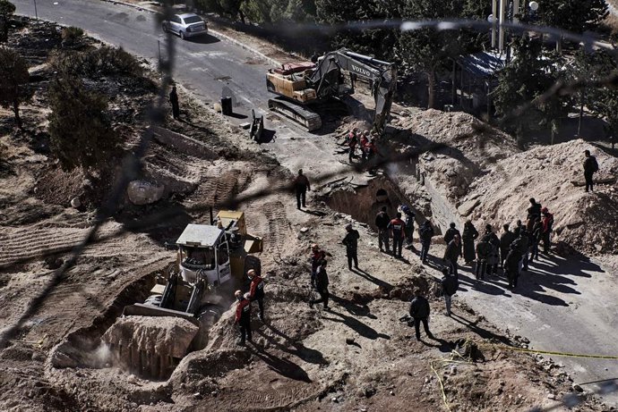 Archivo - Arquivo - 18 de dezembro de 2024, Saydnaya, Síria: Saydnaya, 18 de dezembro de 2024 - Membros da organização turca de defesa civil AFAD cavam buracos com escavadeiras ao redor dos prédios da prisão de Saydnaya, em busca de possíveis celas secret