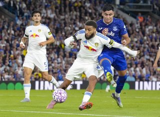 18 August 2025, United Kingdom, Leeds: Leeds United's Jayden Bogle (L) and Everton's Carlos Alcaraz battle for the ball during the English Premier League soccer match between Leeds United and Everton at Elland Road. Photo: Danny Lawson/PA Wire/dpa