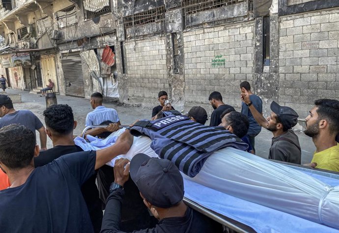 25 de julho de 2025, Cidade de Gaza, Faixa de Gaza, Território Palestino: Palestinos lamentam vários mártires, incluindo um jornalista, mortos durante ataques aéreos israelenses na noite passada, no Hospital Al-Shifa, na Cidade de Gaza, em 25 de julho de 