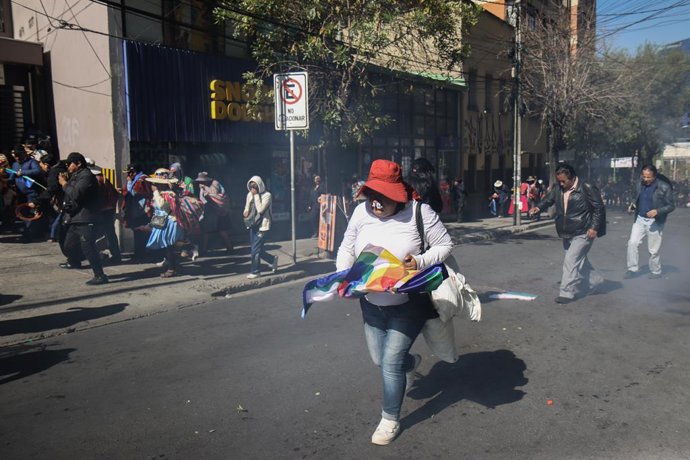 Archivo - 16 de maio de 2025, La Paz, La Paz, Bolívia: A polícia boliviana usou gás lacrimogêneo contra partidários de Evo Morales enquanto eles marchavam em direção ao Supremo Tribunal Eleitoral para exigir que ele fosse autorizado a concorrer nas eleiçõ