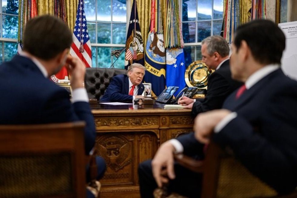 El presidente de Estados Unidos, al fondo, en el Despacho Oval de la Casa Blanca