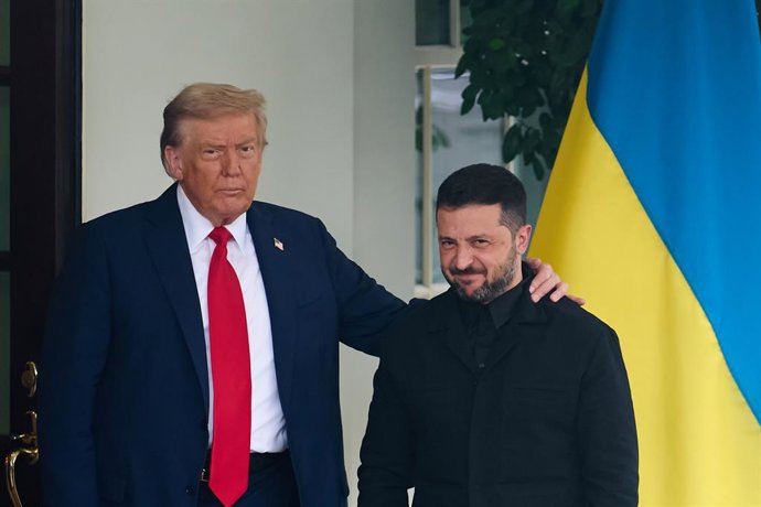 WASHINGTON, 18 de agosto de 2025 -- O presidente dos EUA, Donald Trump (esq.), recebe o presidente ucraniano Volodymyr Zelensky na Casa Branca em Washington, D.C., Estados Unidos, em 18 de agosto de 2025. O presidente ucraniano Volodymyr Zelensky chegou à