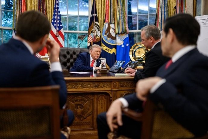 El president d'Estats Units, al fons, en el Despatx Oval de la Casa Blanca