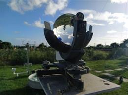 Heliógrafo de Campbell-Stokes, que mesura la durada diària de la llum solar, situat en l'estació meteorològica del Servei Meteorològic de Barbados en Charnocks, Barbados.