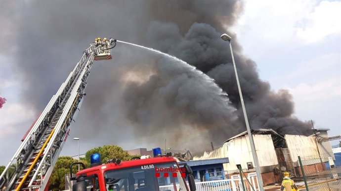 Imatge de l'incendi en una nau industrial de Lliçà de Vall (Barcelona)