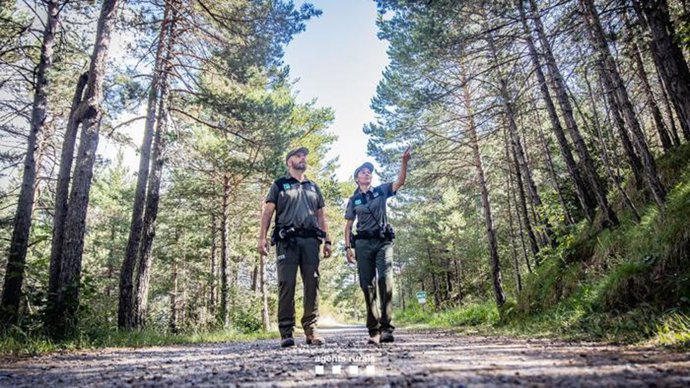 Archivo - Un hombre y una mujer, efectivos de Agents Rurals.