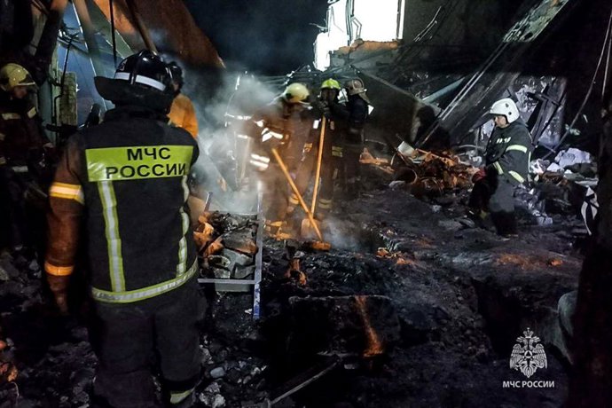 Imagem de arquivo de equipes de emergência removendo escombros em uma fábrica de pólvora em Ryazan, Rússia.