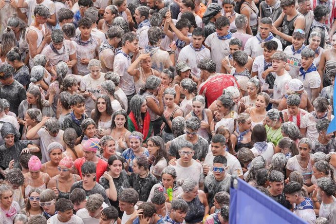 Cientos de personas durante el comienzo de la Semana Grande de Bilbao 2025, en el centro de la ciudad, a 16 de agosto de 2025, en Bilbao, Vizcaya, País Vasco (España). La Bilboko Aste Nagusia es la principal fiesta de Bilbao, que se celebra anualmente dur