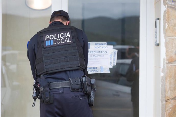 Archivo - Un policía local precinta una vivienda.