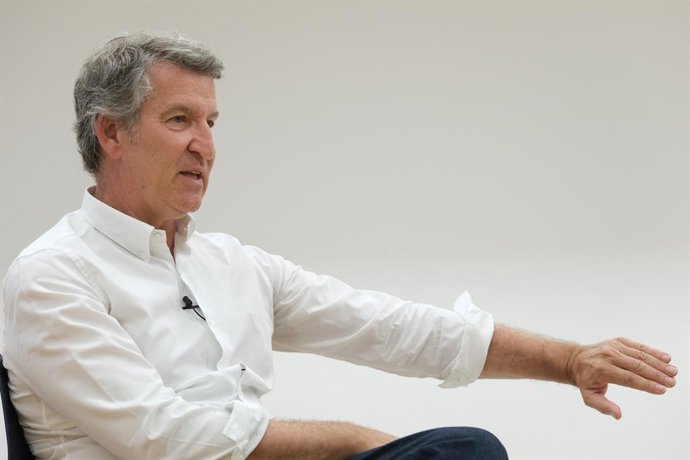 O líder do PP, Alberto Núñez Feijóo, em uma entrevista à Europa Press na sede do partido em Santiago de Compostela.