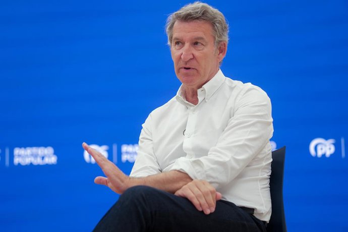 O presidente do PP, Alberto Núñez Feijóo, em uma entrevista à Europa Press na sede do partido em Santiago de Compostela.