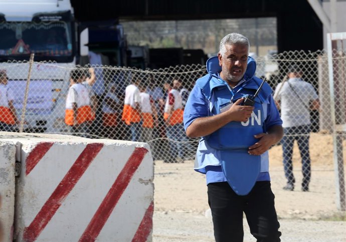 Archivo - Imagen de archivo de un trabajador humanitario de la ONU en Gaza.