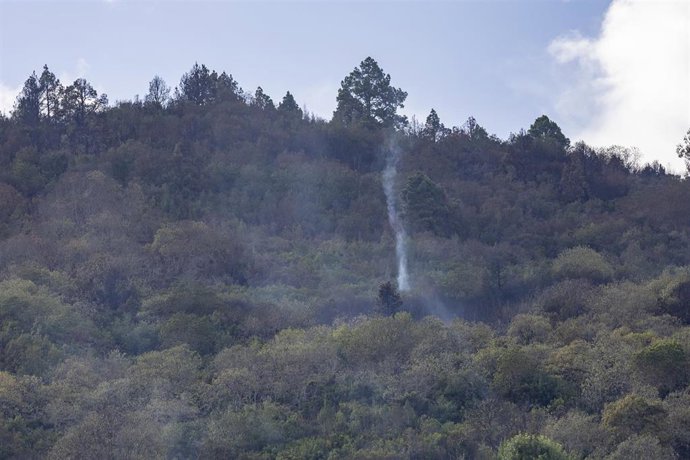 Archivo - Humo del incendio, a 6 de octubre de 2023, en Santa Úrsula, Tenerife, Canarias (España). El incendio de Tenerife sigue sin estar controlado y deja una noche tranquila y sin grandes incidencias. La reactivación del incendio forestal en los munici