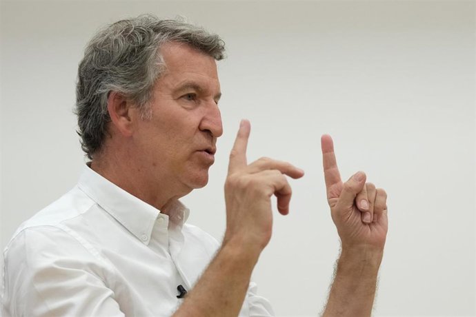 El presidente del Partido Popular, Alberto Núñez Feijóo, durante una entrevista para Europa Press, en la sede autonómica del PPdeG, a 12 de agosto de 2025, en Santiago de Compostela