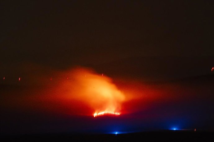 Vista da cabeça do incêndio em Herradón de Pinares, em 16 de agosto de 2025, em Ojos-Albos, Ávila, Castilla y León (Espanha). A Junta de Castilla y León declarou o Índice de Gravidade Potencial (IGR) 2 na localidade de Herradón de Pinares, onde se espera 