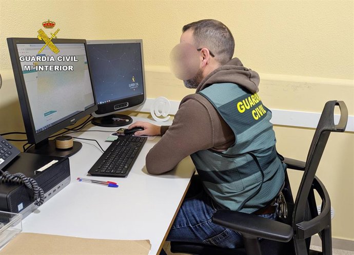 Un agente de la Guardia Civil durante el transcurso de la investigación