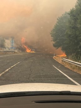 N-525 cortada por um incêndio em Dozón