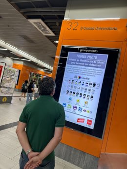 Prueba piloto de señalización para personas con daltonismo en Madrid.