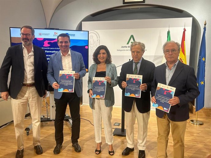 La consejera de Empleo, Rocío Blanco (centro), en la presentación, el pasado 27 de junio, del protocolo general de actuación sobre la BLET suscrito por la Junta con el Ayuntamiento y la Diputación de Córdoba y CECO.