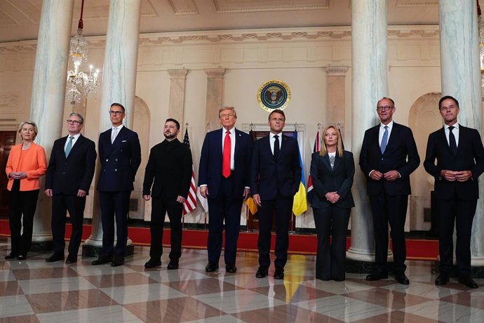 18 de agosto de 2025, EUA, Washington: (da esquerda para a direita) a presidente da Comissão Europeia, Ursula von der Leyen, o primeiro-ministro do Reino Unido, Keir Starmer, o presidente da Finlândia, Alexander Stubb, o presidente da Ucrânia, Volodymyr Z