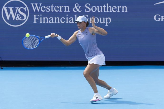 13 de agosto de 2025, EUA, Mason: A tenista polonesa Iga Swiatek joga uma devolução de forehand contra a romena Sorana Cirstea durante a partida de simples feminina da quarta rodada no 7º dia do Cincinnati Open no Lindner Family Tennis Center. Foto: Wally