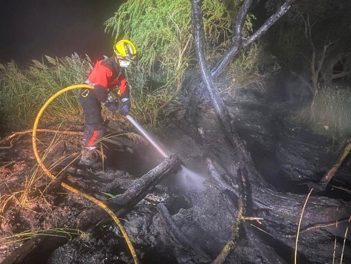 Bomberos de Cuenca sofocan sendos incendios en Ballesteros y Mohorte con ayuda del Infocam y de agricultores de la zona.