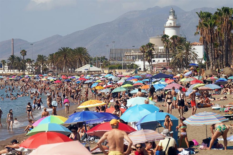Numerosos turistas y malagueños disfrutan de la playa de La Malagueta, a 29 de julio de 2025, en Málaga (Andalucía, España).
