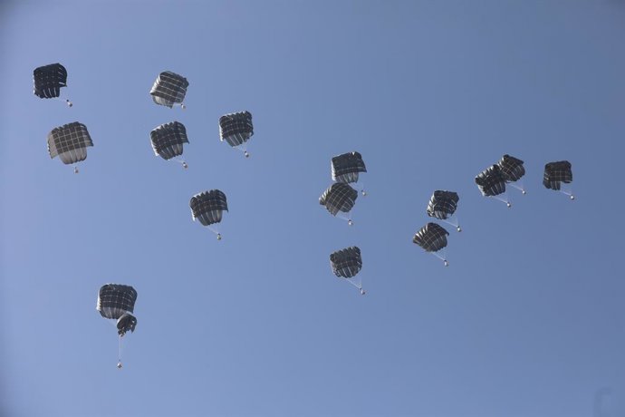 15 de agosto de 2025, Territórios Palestinos, Gaza: Pacotes de ajuda são lançados de um avião sobre Gaza. Foto: Omar Ashtawy/APA Images via ZUMA Press Wire/dpa