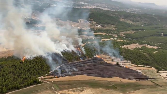 Incêndio declarado na Sierra de la Puerta, na fronteira entre Caravaca de la Cruz e Moratalla.