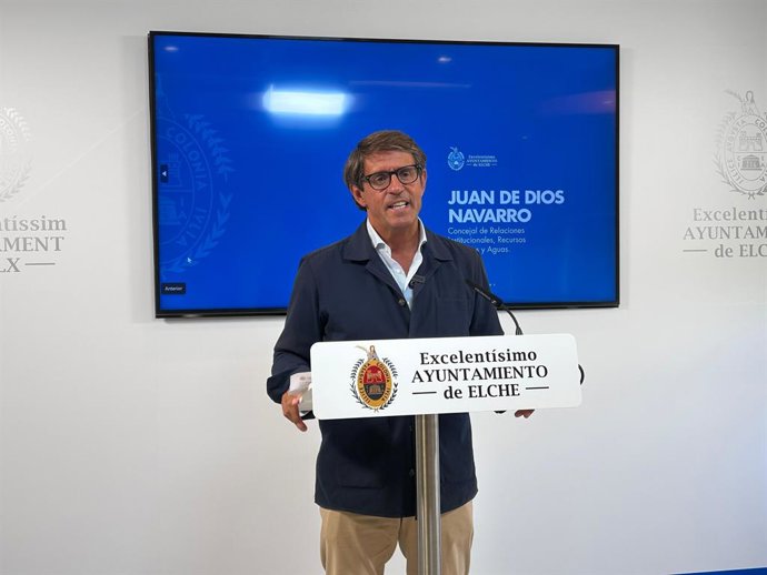 El concejal de Aguas de Elche (Alicante), Juan de Dios Navarro, en una rueda de prensa en el Ayuntamiento