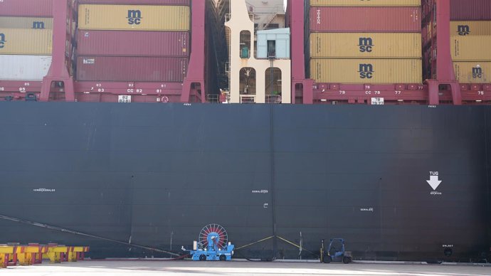 Barco en la terminal de contenedores Hutchison Ports BEST del Puerto de Barcelona