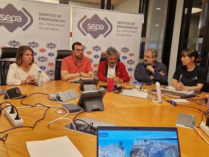 Adrián Barbón, en el centro