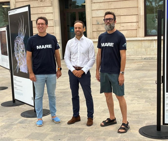 El director de la APB, Toni Ginard, y miembros de MARE, en la presentación de la exposición 'La veu de la mar'