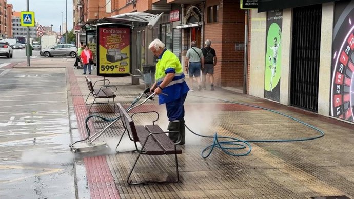 Desplegada una campaña de refuerzo de limpieza con recursos hidrolimpiadores en el barrio de La Estrella