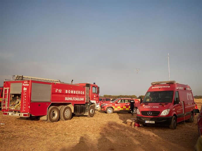 Bomberos durante las labores de extinción del incendio de Carcastillo el pasado 10 de agosto.