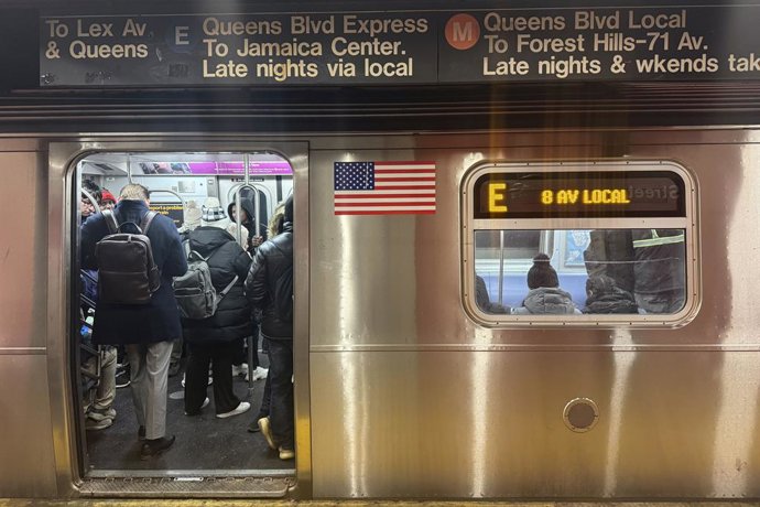 Archivo - 16 January 2025, US, New York: Passengers board a subway, after trains were stopped for about 30 minutes due to loss of power. The delay caused a heavy human traffic between passage way of Times Square and Port Authority stations  during the rus