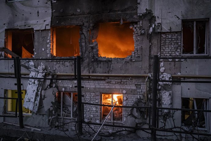 18 August 2025, Ukraine, Kharkiv: A fire rages in an apartment block damaged by a massive overnight Russian drone strike in Kharkiv. Photo: Nicolas Cleuet/Le Pictorium via ZUMA Press/dpa