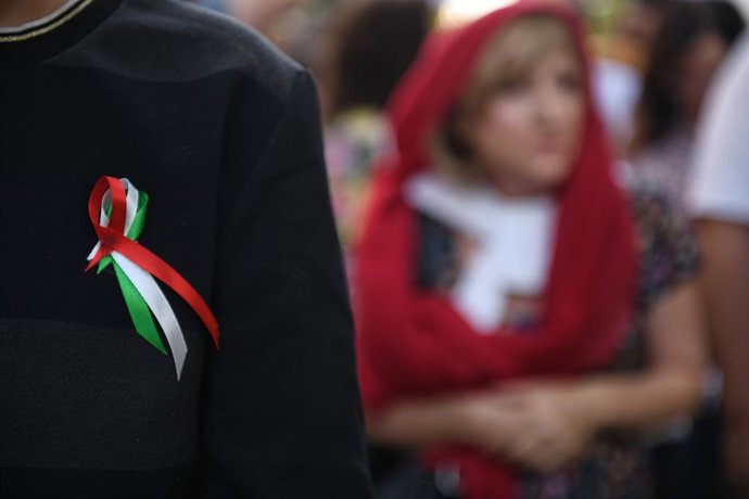 Archivo - Una persona se coloca un lazo con la bandera de Irán en una manifestación.