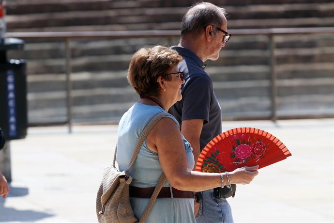 Viandantes soportan las altas temperaturas por las calles de Málaga, A 12 de agosto de 2025 en Málaga, Andalucía (España). 