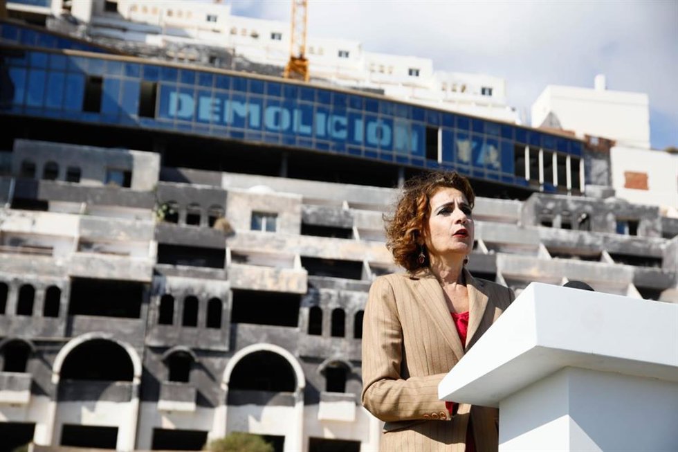 Archivo - La vicepresidenta primera y ministra de Hacienda, María Jesús Montero, frente al hotel de El Algarrobico en Carboneras (Almería).