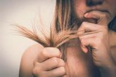 Foto: Daños del sol en el pelo: cómo evitar la sequedad y decoloración, según dermatóloga