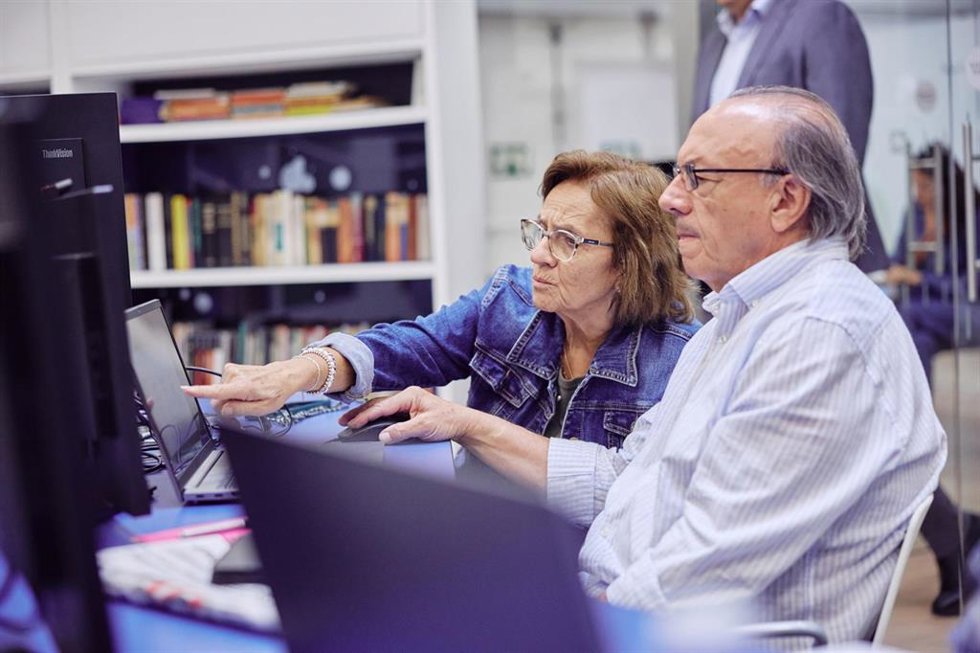 Imagen de participantes en los talleres impulsados por fundacion La Caixa en el curso 2024/2025.