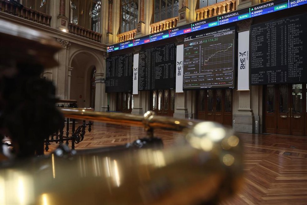 Archivo - Paneles del Palacio de la Bolsa, a 19 de julio de 2022, en Madrid (España).
